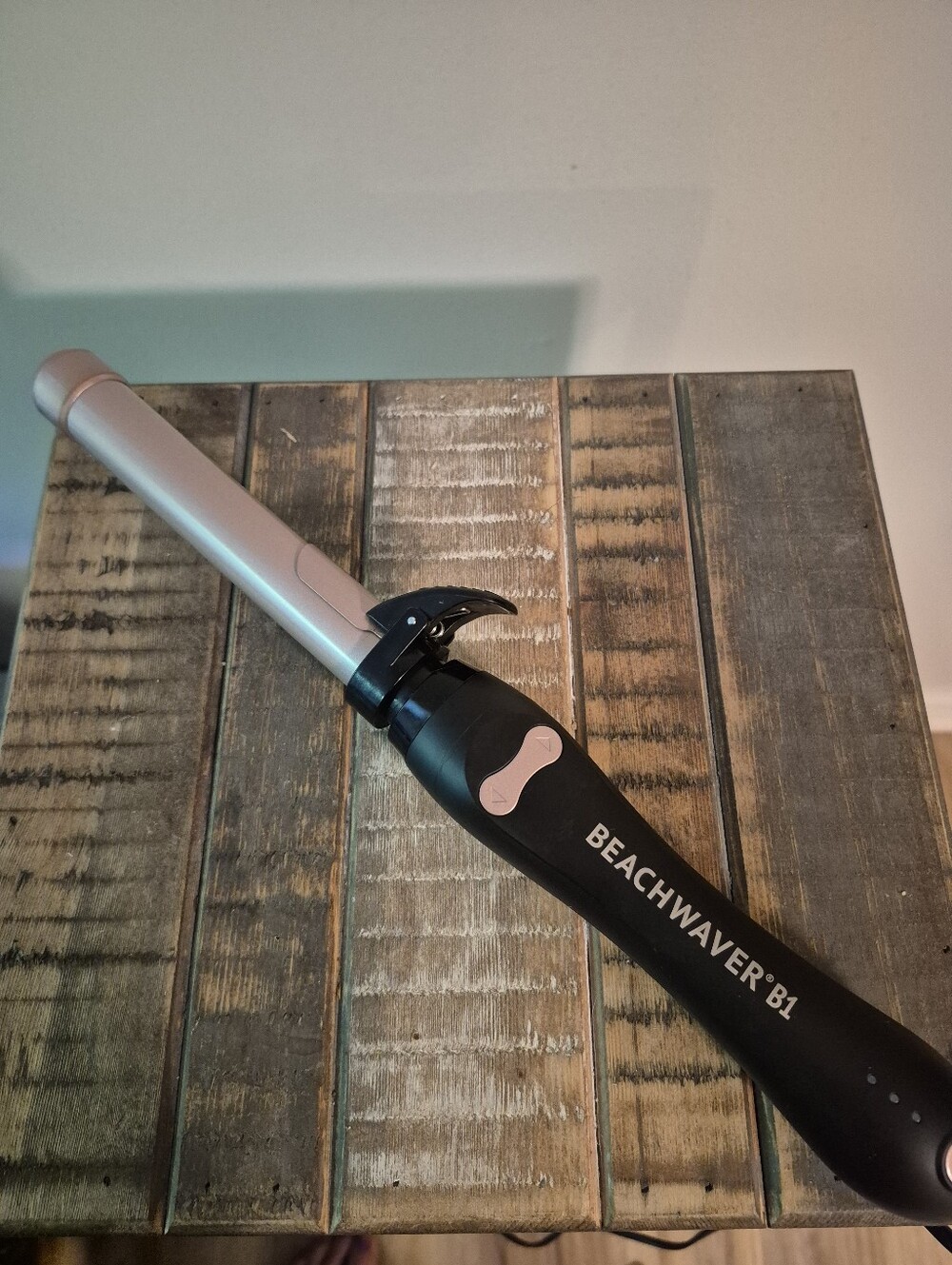 BEACHWAVER B1 Curling Iron - Black with Rose Gold Barrel Excellent Styling